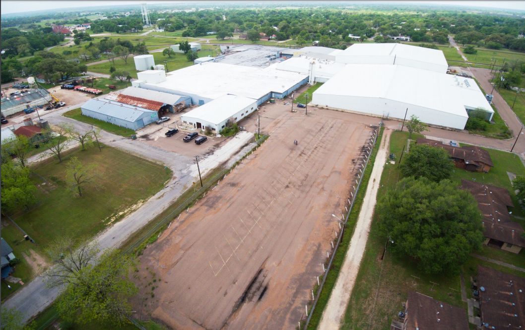 For Sale | 336,936 SF South Texas Industrial Facility: 516 W Live Oak St, Cuero, TX 77954